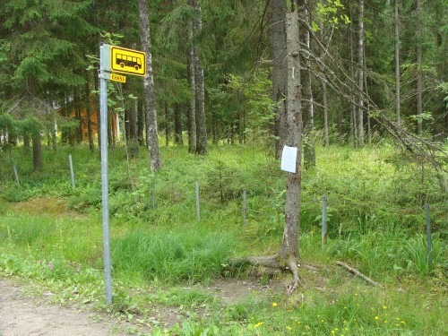 Zastávka autobusu linek č. 85 a 85A v národním parku Nuuksio.